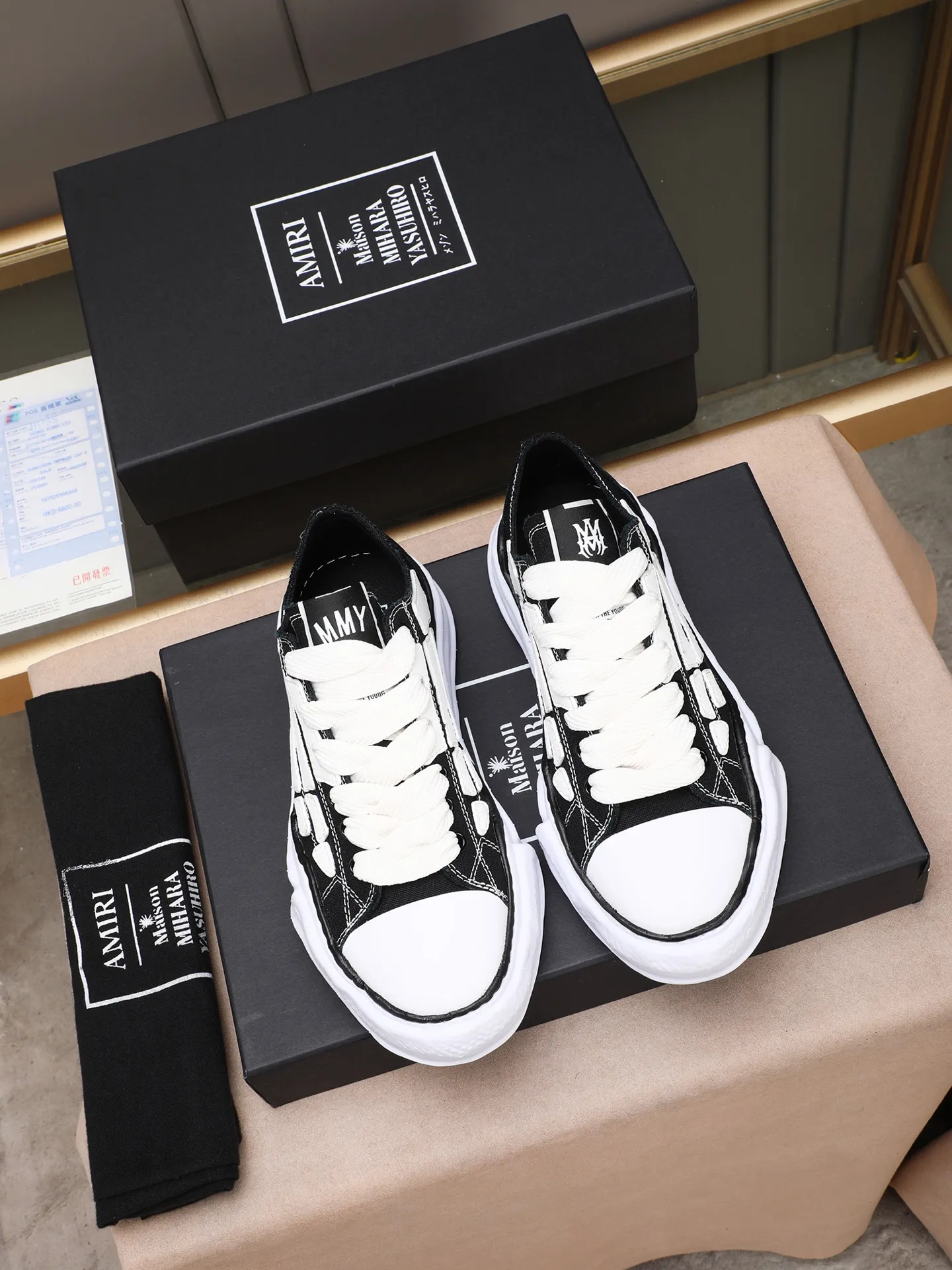 Men's shoes 💰520 AMIRI × Maison MIHARA YASUHIRO Bone Dissolving Shoes Brand Order Original Order Quality 🌈 AMIRIxMMY work together to launch joint shoes that cleverly integrate the classic designs of the two brands. The handmade clay mold soles and AMIRI's signature BONES leather embroidery details are a major feature of the shoes, showing unique craftsmanship and style 🚩 Material: upper original custom-made space Monica canvas! Lining: original technical cloth, outsole: original molded EVA foam bottom, code number: women's 35-39 (40, custom-made, non-refundable), men 39-44 (45, custom-made, non-refundable), full set of counter original packaging
